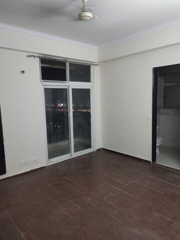Room in 3 BHK Apartment at Amrapali Crystal Homes, Sector 76 – for Rent