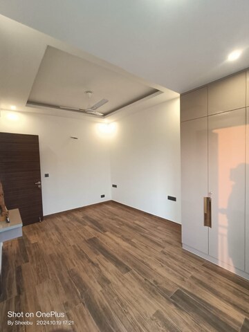 Room in 4 BHK Apartment at DLF The Belaire, Sector 54 – for Rent