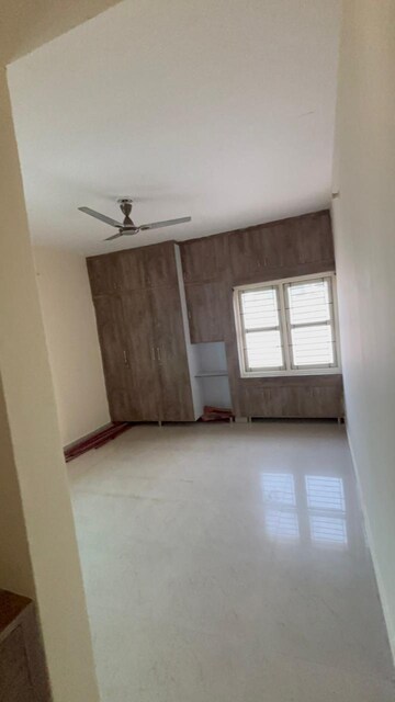 Room in 3.5 BHK Apartment at Greenwood Apartment, Gomti Nagar – for Rent