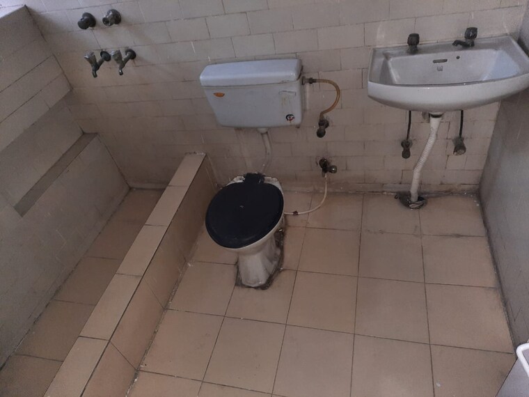 Bathroom, sarita-vihar-pocket-j-rwa 2 Bedroom 929 Sq.Ft. Apartment In Sarita Vihar Delhi 8714887