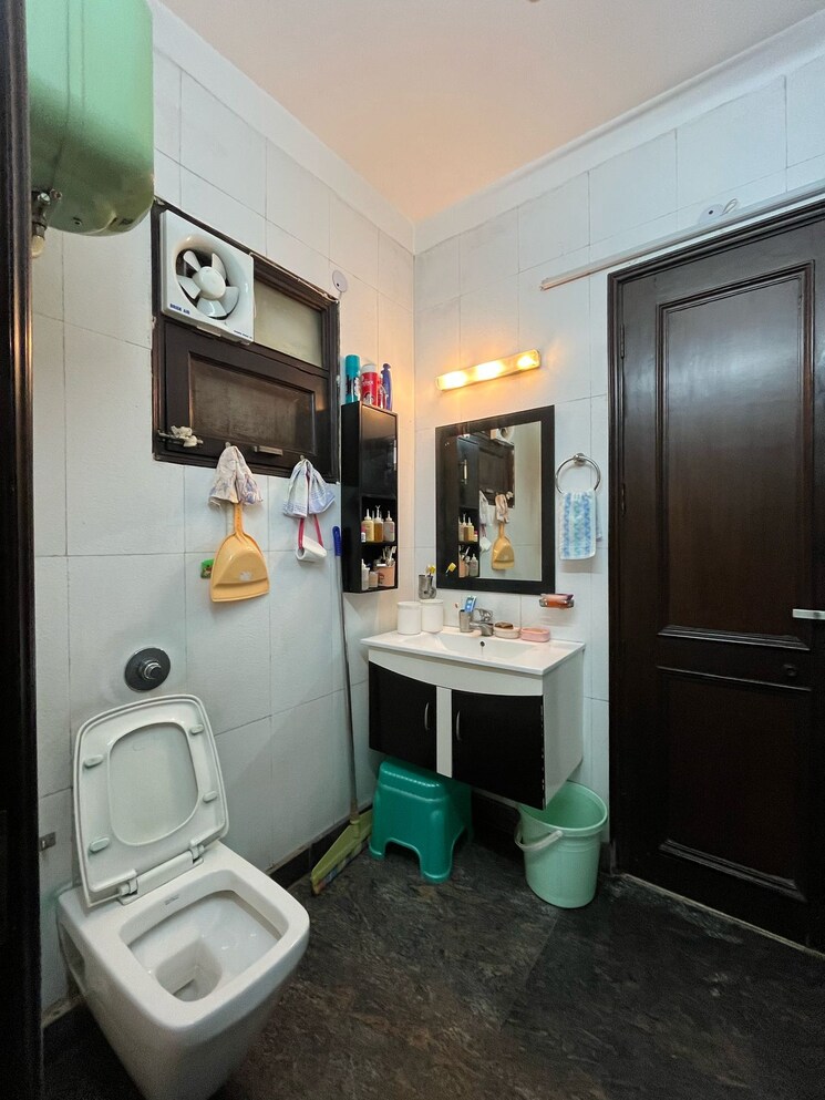 Bathroom, madhur-apartment 2.5 Bedroom 1000 Sq.Ft. Apartment In Paschim Vihar Delhi 8714908