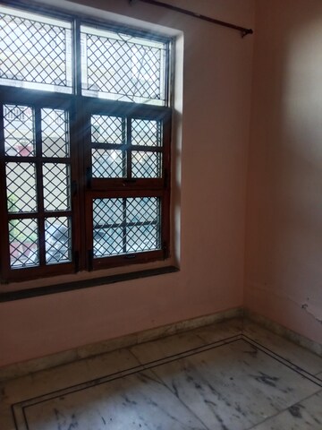 Room in 3 BHK Builder Floor at Sector 18 – for Rent