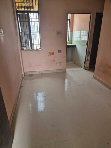 Room in 1.5 BHK Apartment at Sector 10 Greater Noida – for Sale