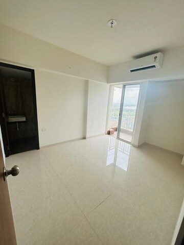 Room in 2 BHK Apartment at Lodha Amara, Kolshet Road – for Sale