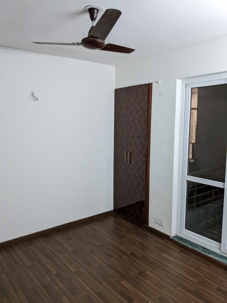 Room, bptp-parkland 3 Bedroom 250 Sq.Yd. Builder Floor In Sector 75 Faridabad 8715223