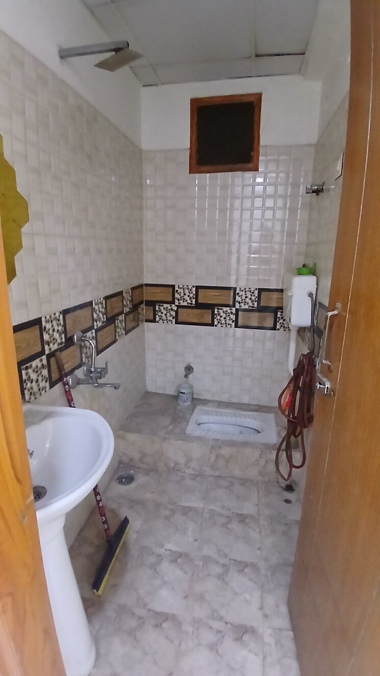 Bathroom, zakir nagar 3 Bedroom 900 Sq.Ft. Apartment In Zakir Nagar Delhi 8715285
