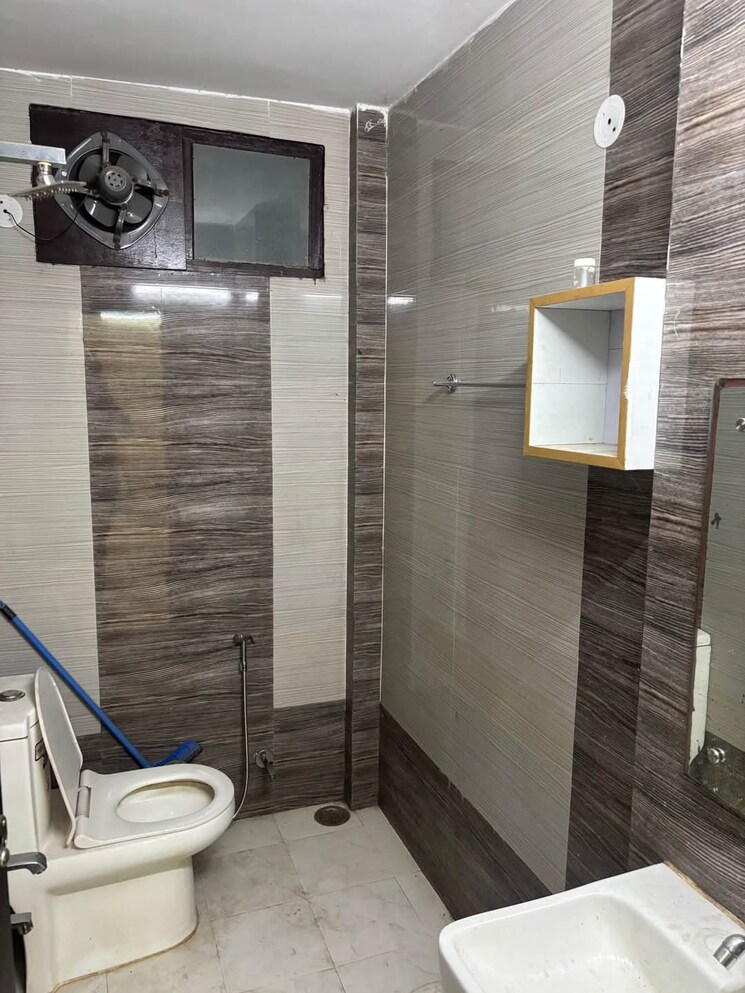 Bathroom, sector 9 2 Bedroom 169 Sq.Yd. Builder Floor In Sector 9 Gurgaon 8715326