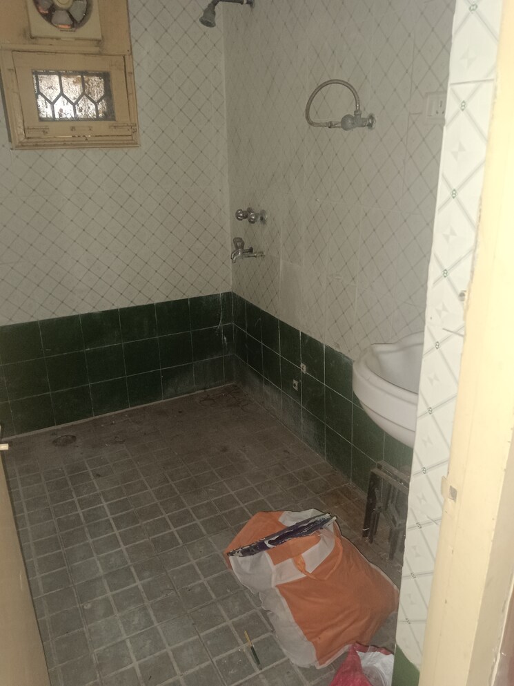 Bathroom, telecom-city 3.5 Bedroom 1700 Sq.Ft. Apartment In Sector 62 Noida 8715351