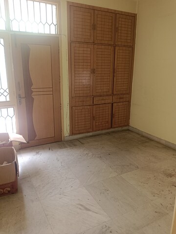 Room in 3.5 BHK Apartment at Telecom City, Sector 62 – for Rent
