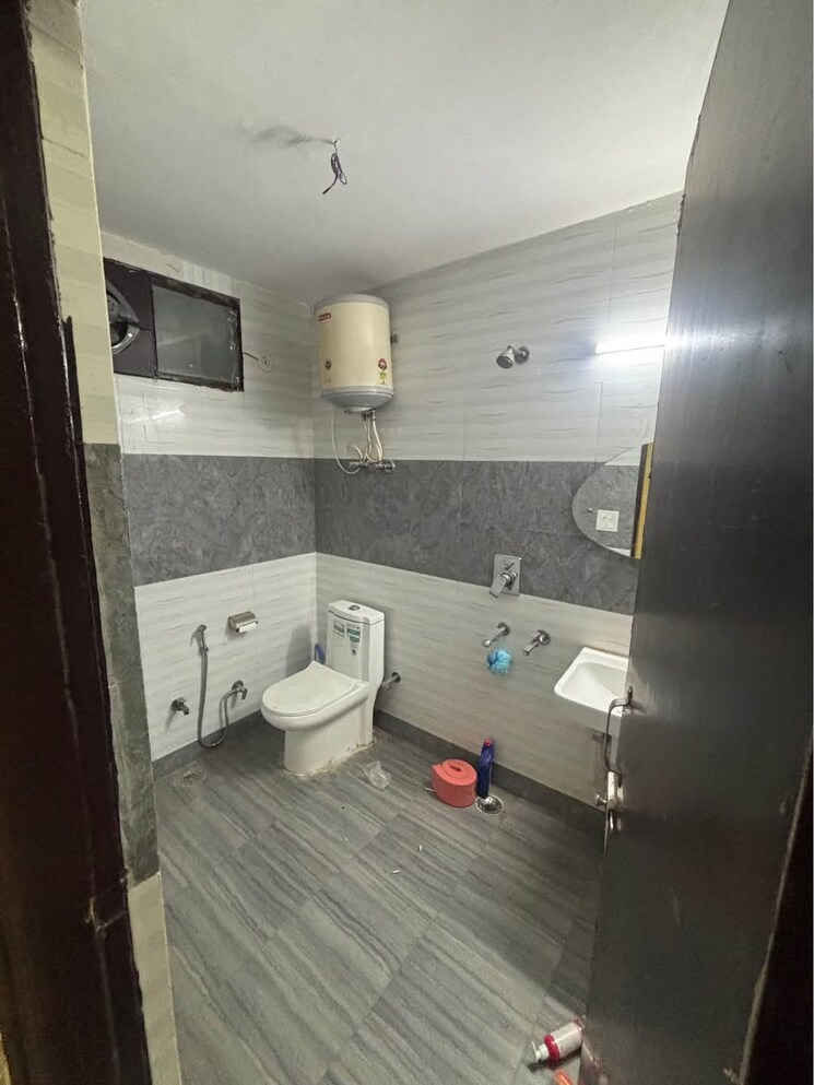 Bathroom, sector 7 2 Bedroom 159 Sq.Yd. Builder Floor In Sector 7 Gurgaon 8715333
