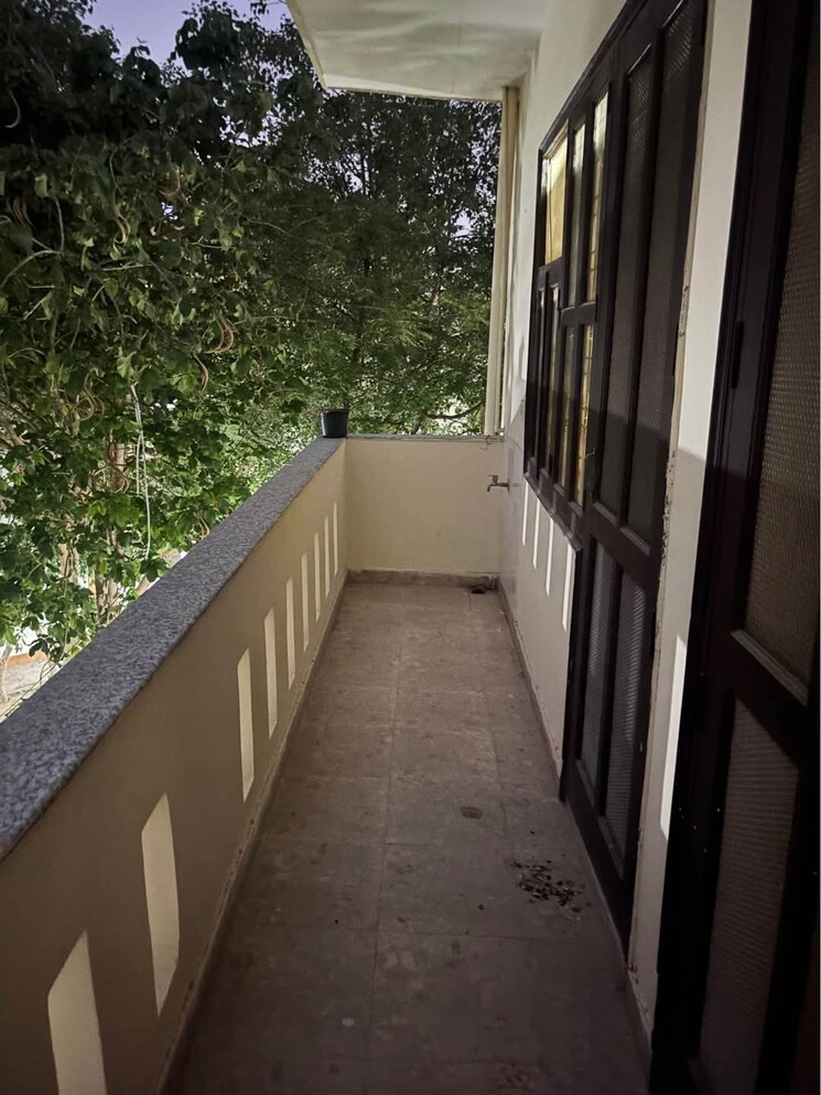 Balcony, sector 7 2 Bedroom 159 Sq.Yd. Builder Floor In Sector 7 Gurgaon 8715333