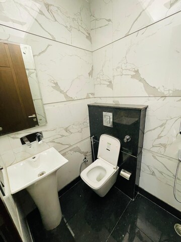 Master Bedroom in 4 BHK Builder Floor at Saket – for Rent