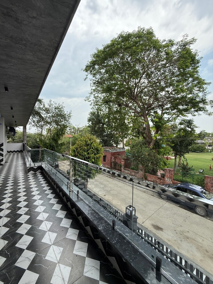 Balcony, sector 17 4 Bedroom 600 Sq.Yd. Builder Floor In Sector 17 Faridabad 8715493