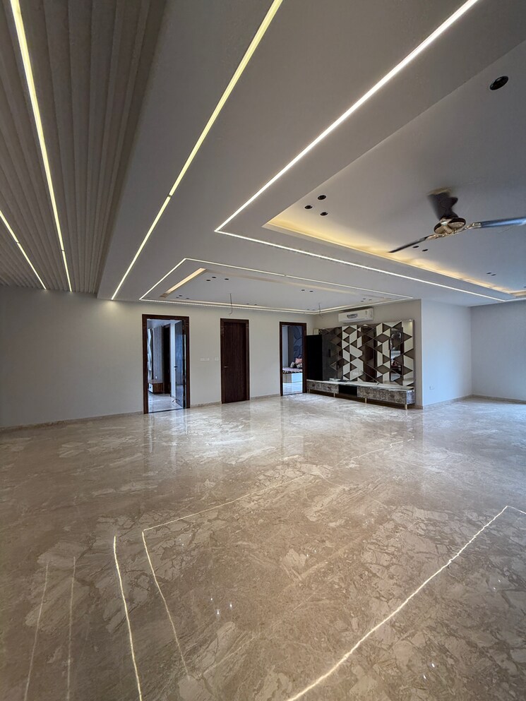 Room, sector 17 4 Bedroom 600 Sq.Yd. Builder Floor In Sector 17 Faridabad 8715493