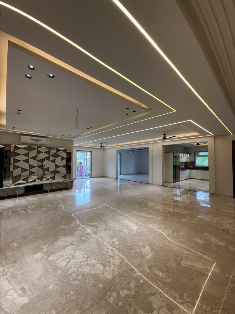  Parking, sector 17 4 Bedroom 600 Sq.Yd. Builder Floor In Sector 17 Faridabad 8715493