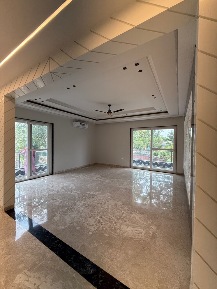 Room, sector 17 4 Bedroom 600 Sq.Yd. Builder Floor In Sector 17 Faridabad 8715493