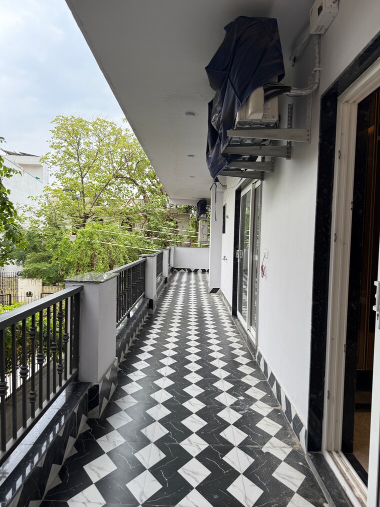 Balcony, sector 17 4 Bedroom 600 Sq.Yd. Builder Floor In Sector 17 Faridabad 8715493