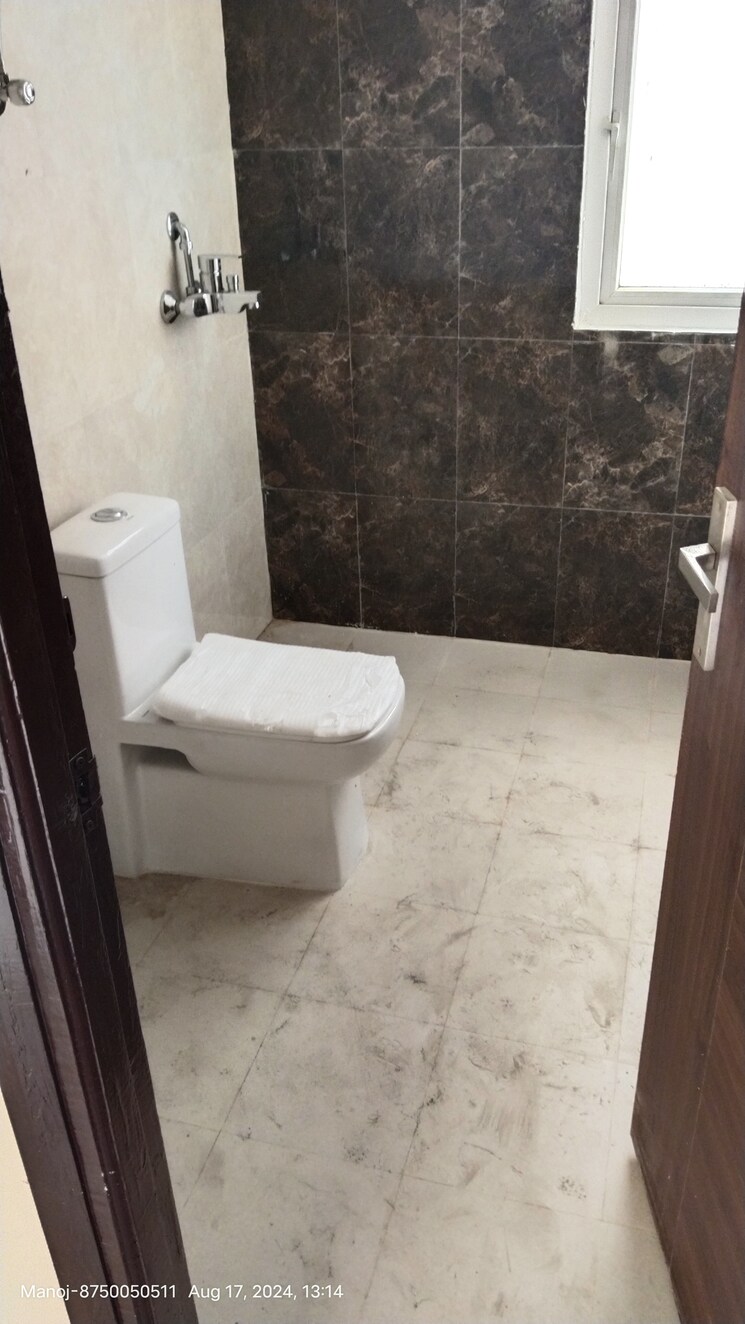 Bathroom, upavp-ganga-yamuna-and-hindon-enclave 4 Bedroom 2200 Sq.Ft. Apartment In Pratap Vihar Ghaziabad 8715577