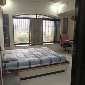 Room in 3 BHK Apartment at Kandivali East – for Sale