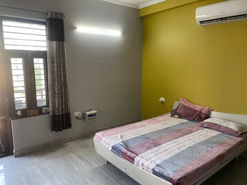 Bedroom in 2 BHK Builder Floor at Sector 40 – for Rent