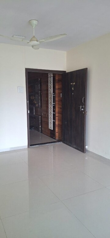 Room in 1 BHK Apartment at Lotus Lotus Link Square, Malad West – for Rent