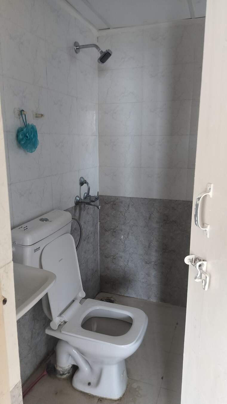 Bathroom, rof-aalayas-phase-2 3 Bedroom 864 Sq.Ft. Apartment In Sector 102 Gurgaon 8715965