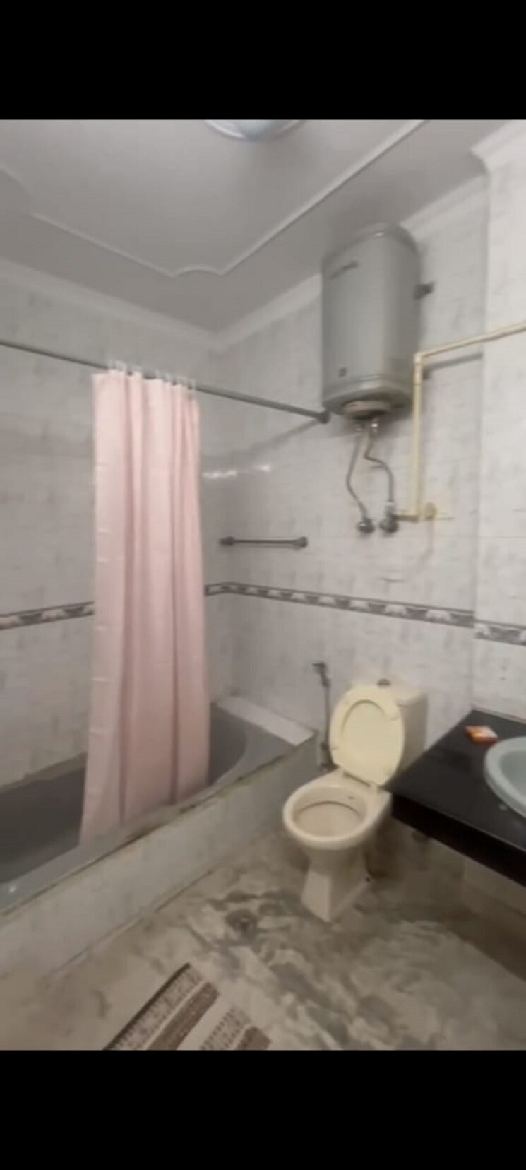 Bathroom, dlf-royale-residences 3 Bedroom 269 Sq.Yd. Apartment In Dlf Phase I Gurgaon 8716020