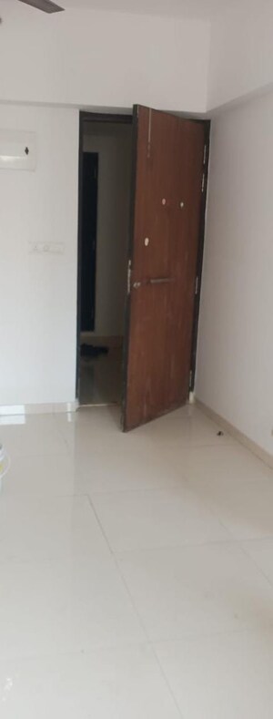 Room in 1 BHK Apartment at Lodha Splendora, Ghodbunder Road – for Sale