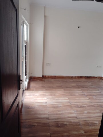 Room in 3 BHK Apartment at Aims Golf City, Sector 75 – for Rent