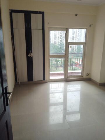 Room in 3 BHK Apartment at Aims Golf City, Sector 75 – for Rent