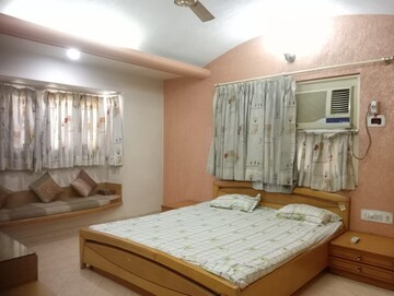 Bedroom in 4 BHK Villa at Thaltej – for Rent