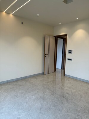 Room in 5 BHK Apartment at Bhumiraj Hermitage, Sanpada – for Sale