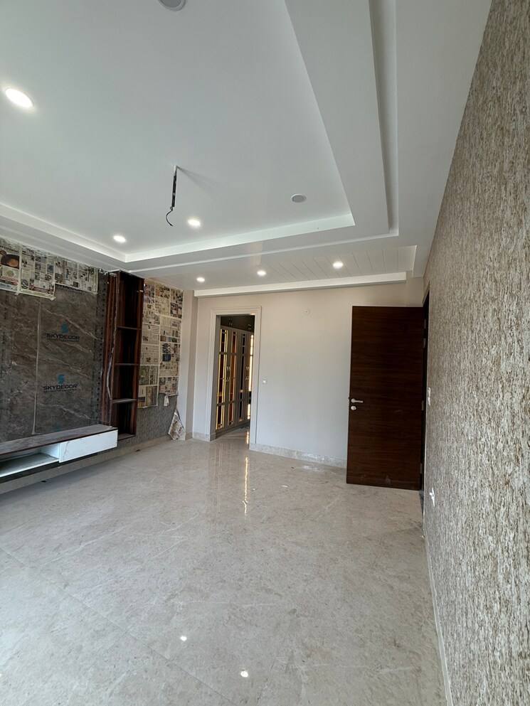 Room, sector 85 4 Bedroom 350 Sq.Yd. Builder Floor In Sector 85 Faridabad 8716186