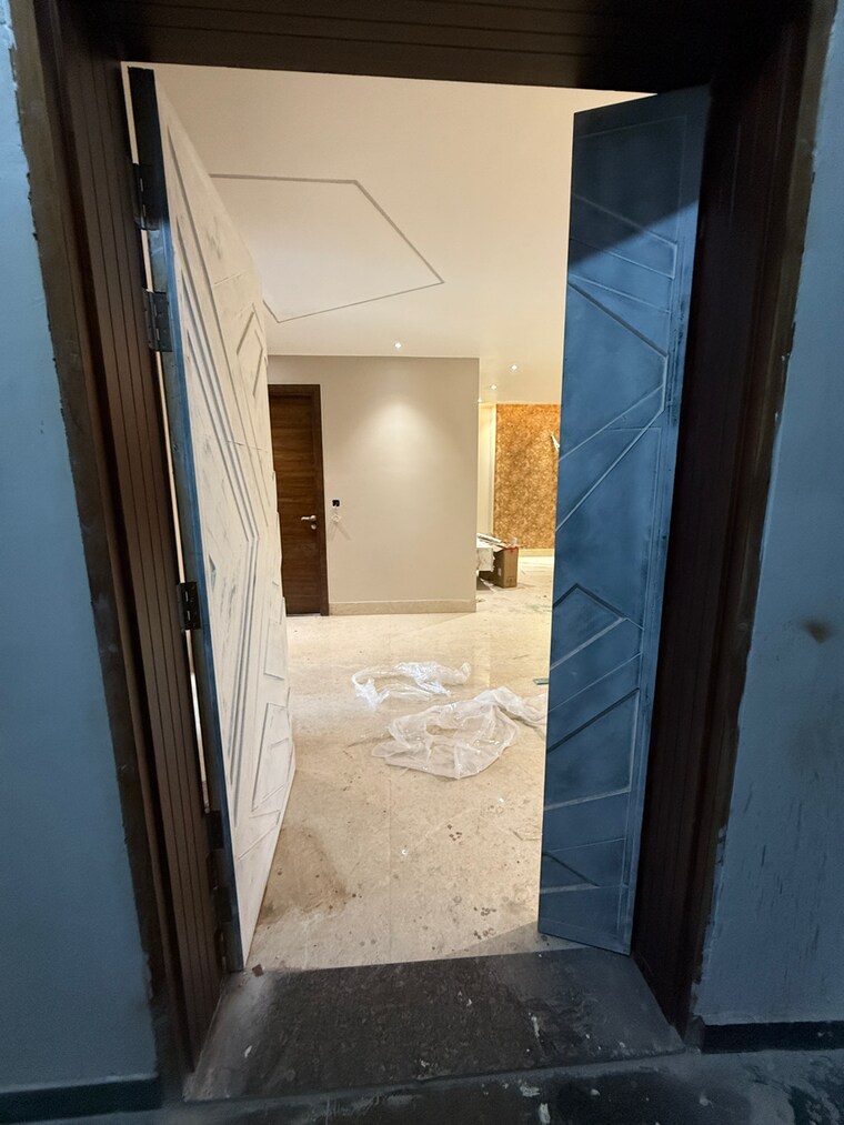 Room, sector 85 4 Bedroom 350 Sq.Yd. Builder Floor In Sector 85 Faridabad 8716186