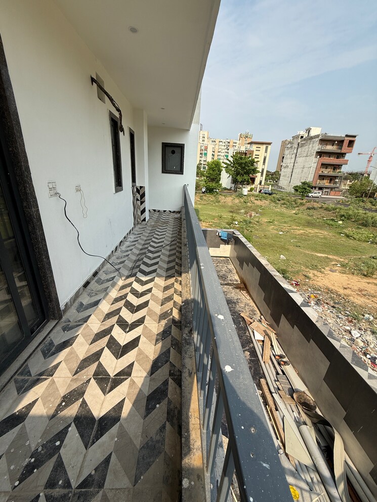 Balcony, sector 85 4 Bedroom 350 Sq.Yd. Builder Floor In Sector 85 Faridabad 8716186