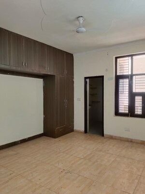 Room in 4 BHK Builder Floor at Green Fields Colony – for Sale