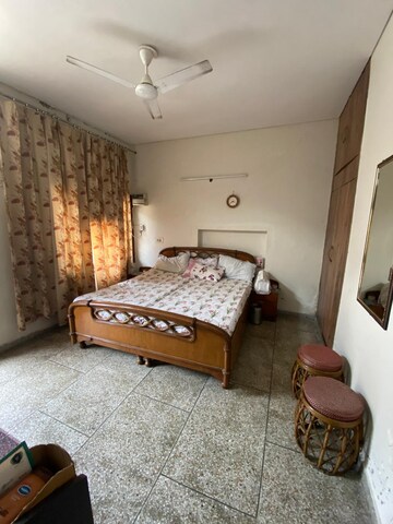 Living Room in 2 BHK Builder Floor at Sector 37 – for Rent