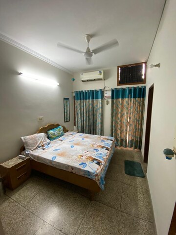 Bedroom in 2 BHK Builder Floor at Sector 37 – for Rent