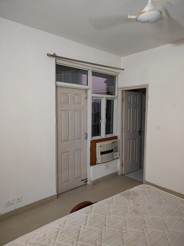 Room in 2 BHK Apartment at Supertech Cape Town, Sector 74 – for Rent