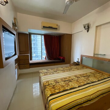 Bedroom in 2 BHK Apartment at Goregaon East – for Rent