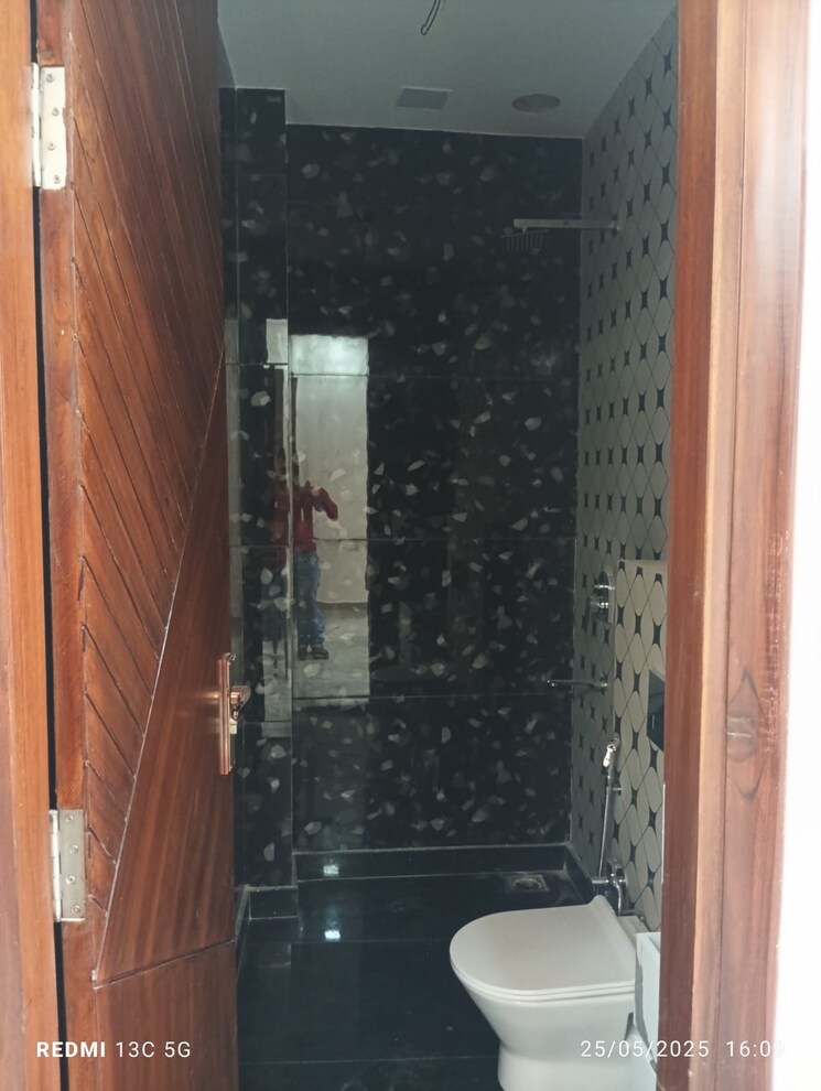 Bathroom, rohini sector 25 3 Bedroom 950 Sq.Ft. Builder Floor In Rohini Sector 25 Delhi 8716304