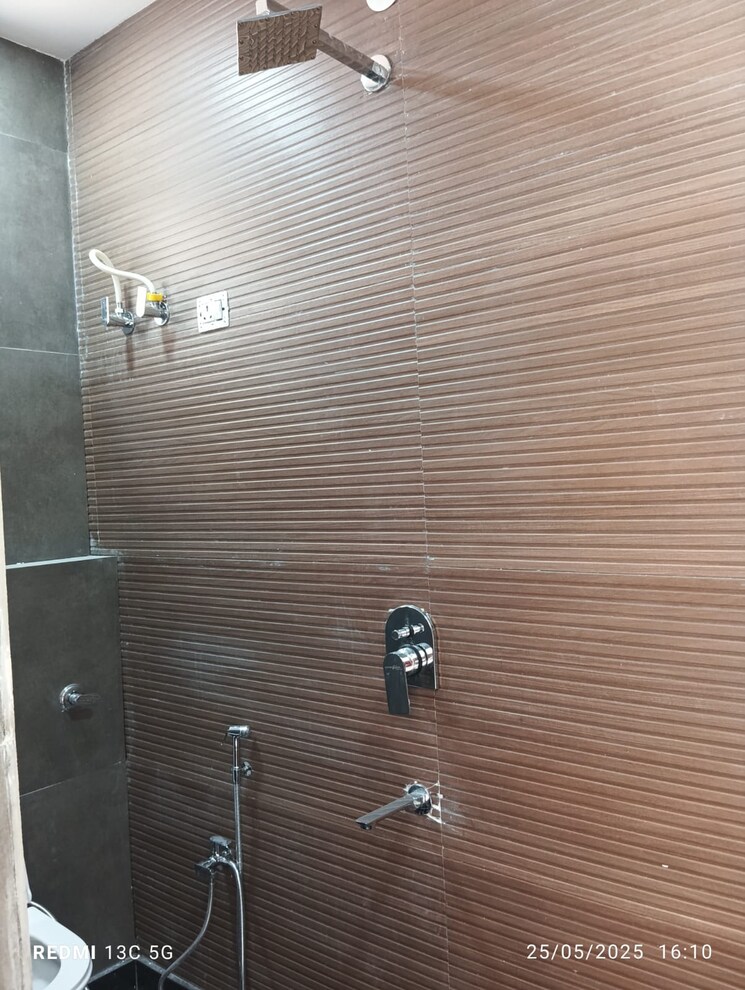 Bathroom, rohini sector 25 3 Bedroom 950 Sq.Ft. Builder Floor In Rohini Sector 25 Delhi 8716304