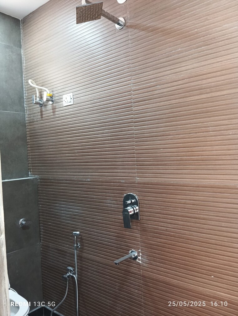 Bathroom, rohini sector 25 3 Bedroom 950 Sq.Ft. Builder Floor In Rohini Sector 25 Delhi 8716304