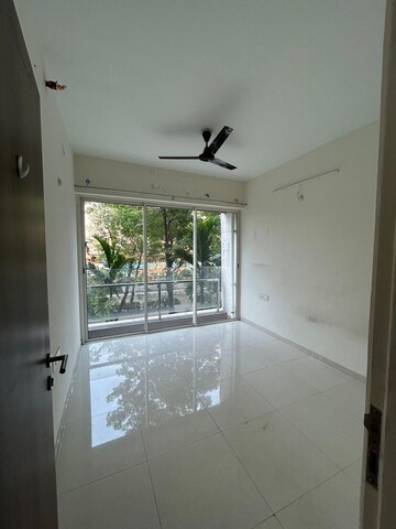 Room in 2 BHK Apartment at L & T Seawoods Residences Phase 1 Part A, Seawoods – for Rent