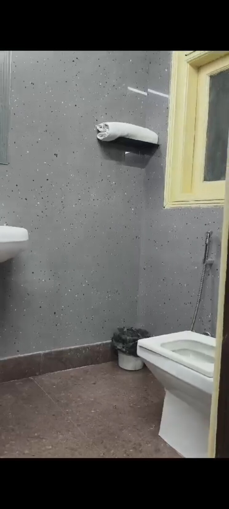 Bathroom, greater kailash part 3 3 Bedroom 217 Sq.Yd. Builder Floor In Greater Kailash Part 3 Delhi 8716322