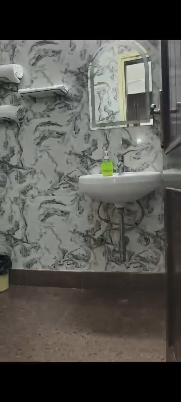 Bathroom, greater kailash part 3 3 Bedroom 217 Sq.Yd. Builder Floor In Greater Kailash Part 3 Delhi 8716322