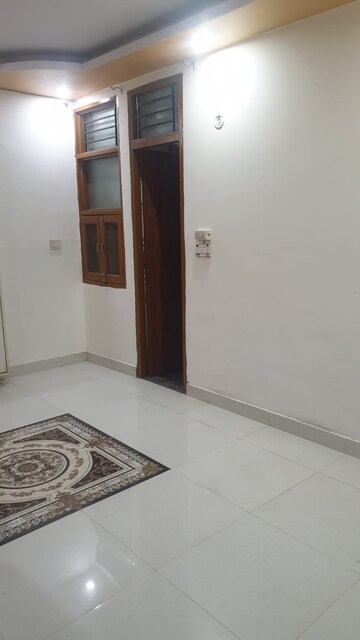 Room in 2 BHK Builder Floor at Dwarka Mor – for Rent