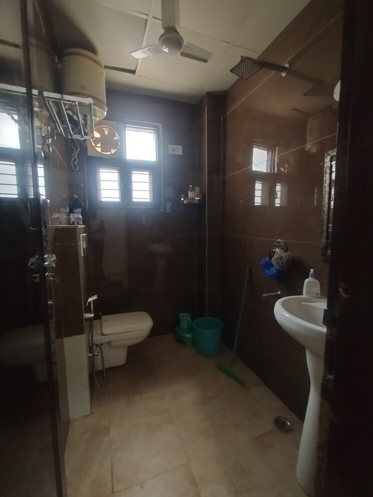 Kitchen, rof-portico 2 Bedroom 104 Sq.Yd. Builder Floor In Sector 43 Gurgaon 8716571