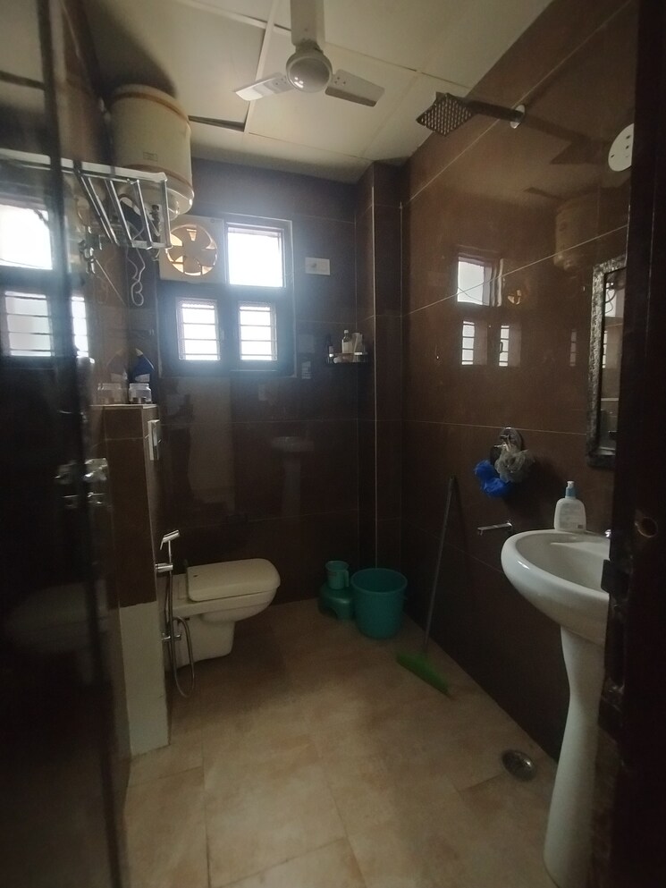 Kitchen, rof-portico 2 Bedroom 104 Sq.Yd. Builder Floor In Sector 43 Gurgaon 8716571