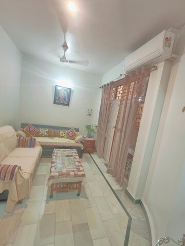 Living Room in 1 BHK Builder Floor at Sushant Vyapaar Kendra, Sector 43 – for Rent